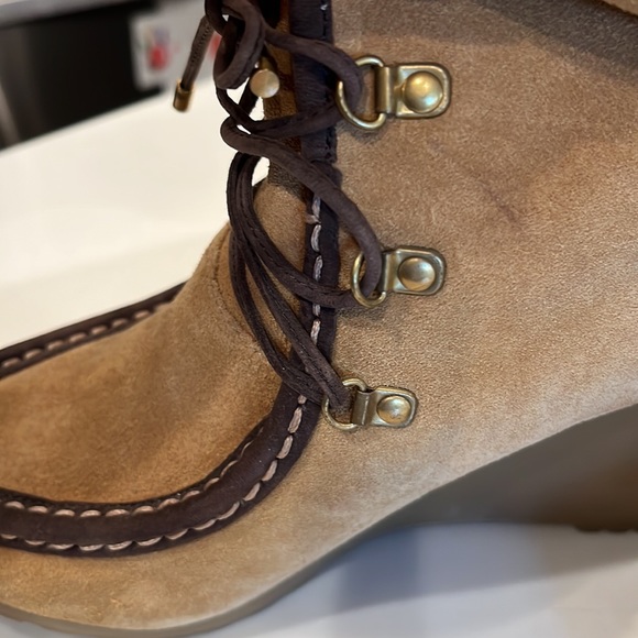 NWOT Tommy Hilfiger Ankle Wedge Winter Boots. Size 7 Cozy inside. Tan - Picture 10 of 13
